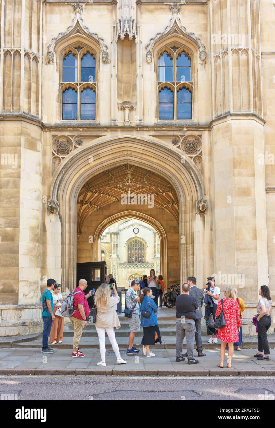 Turisti fuori dal prestigioso college di Corpus Christi presso l'università di Cambridge, Inghilterra. Foto Stock