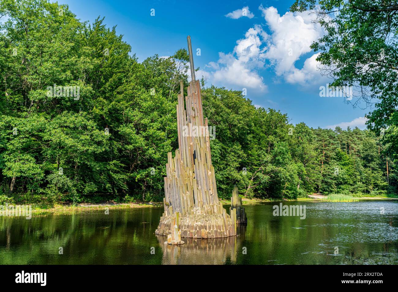 Monumento di basalto nell'Azalea di Kromlau e nel Parco Rododendro, Gablenz, Sassonia, Germania, Europa Foto Stock