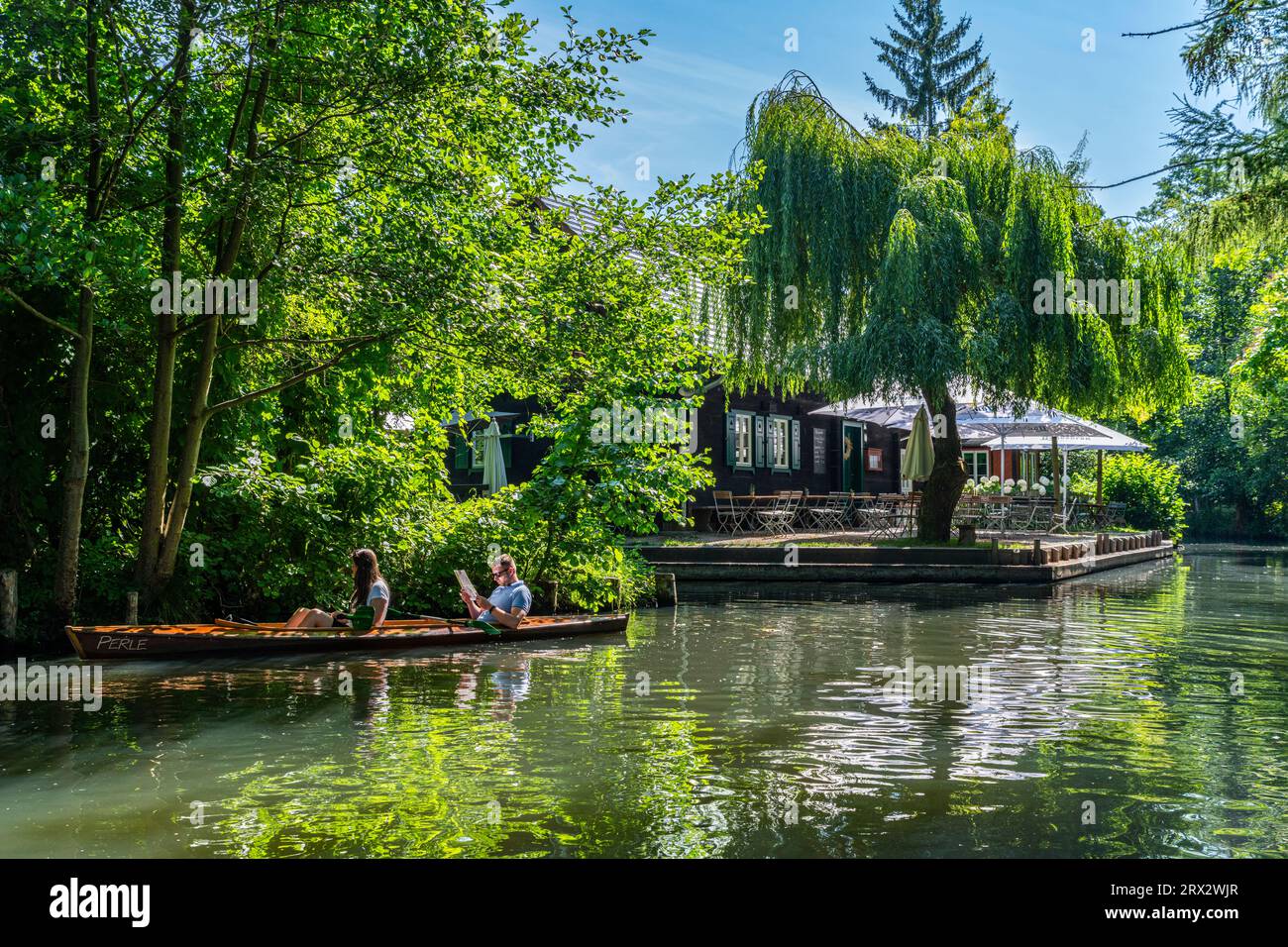 Turisti in gita in kayak, riserva della biosfera dell'UNESCO, foresta di Sprea, Brandeburgo, Germania, Europa Foto Stock