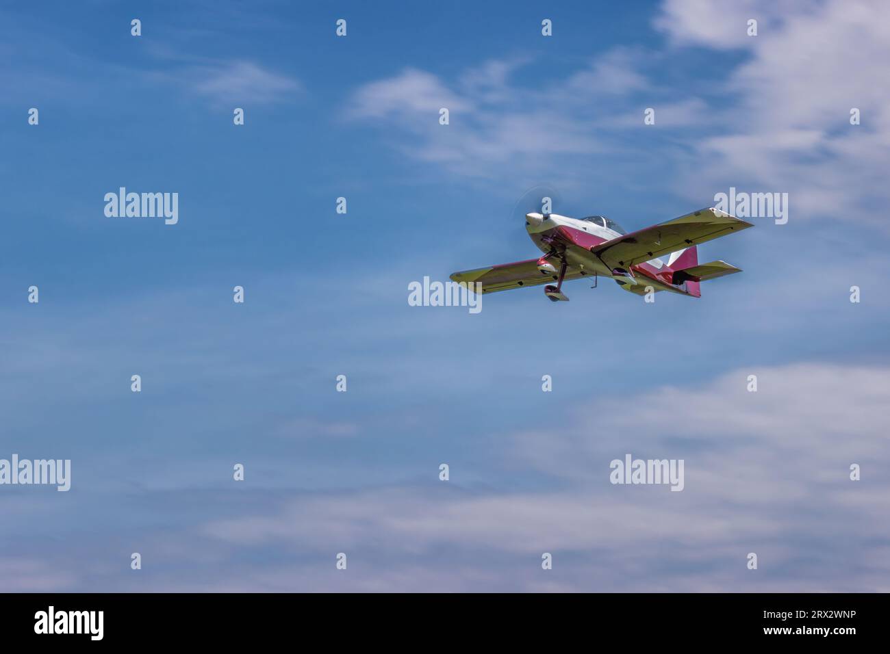 Un piccolo aereo vola nei cieli luminosi sopra Mountain City, l'aeroporto di Mountain City, Tennessee. Foto Stock