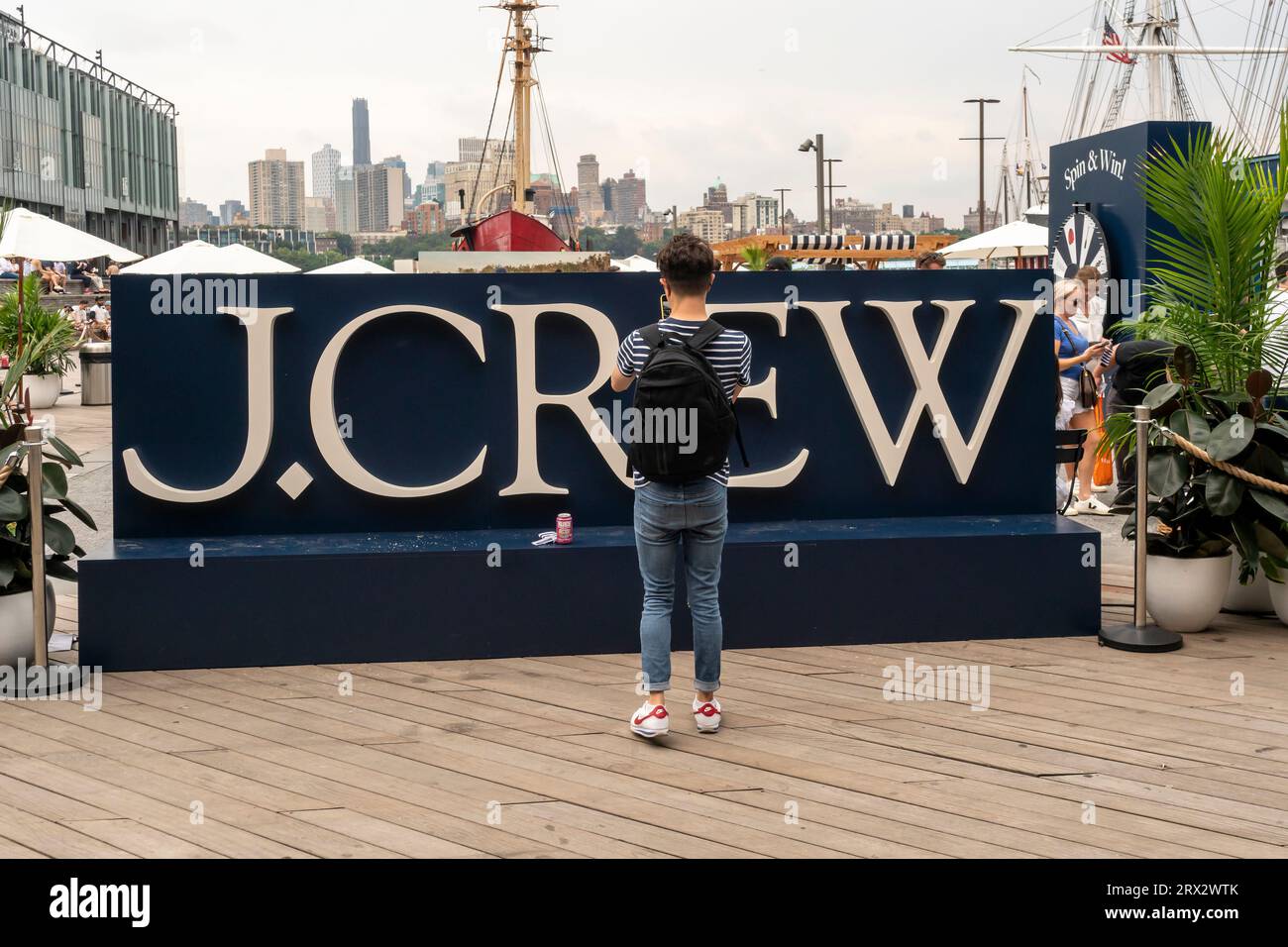 Lines of People giunge al South Street Seaport per l'attivazione del marchio J. Crew sabato 9 settembre 2023. (© Richard B. Levine) Foto Stock