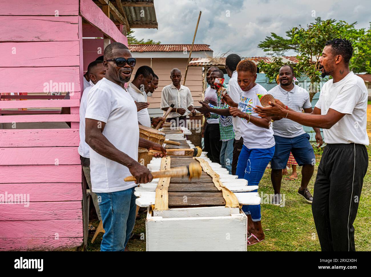 La gente del posto pratica musica tradizionale, Ciudad de la Paz, Rio Muni, Guinea Equatoriale, Africa Foto Stock
