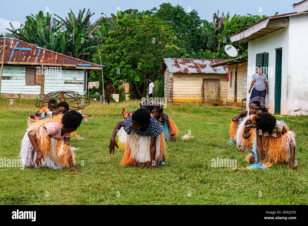 Bambini che praticano una danza tradizionale, Ciudad de la Paz, Rio Muni, Guinea Equatoriale, Africa Foto Stock