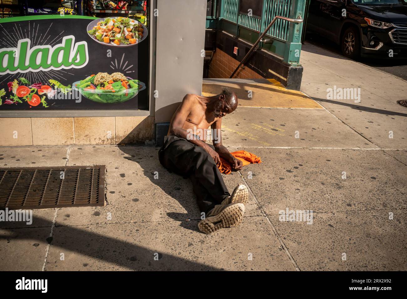 Un senzatetto addormentato di fronte a una gastronomia a Chelsea a New York sabato 16 settembre 2023. (© Richard B. Levine) Foto Stock