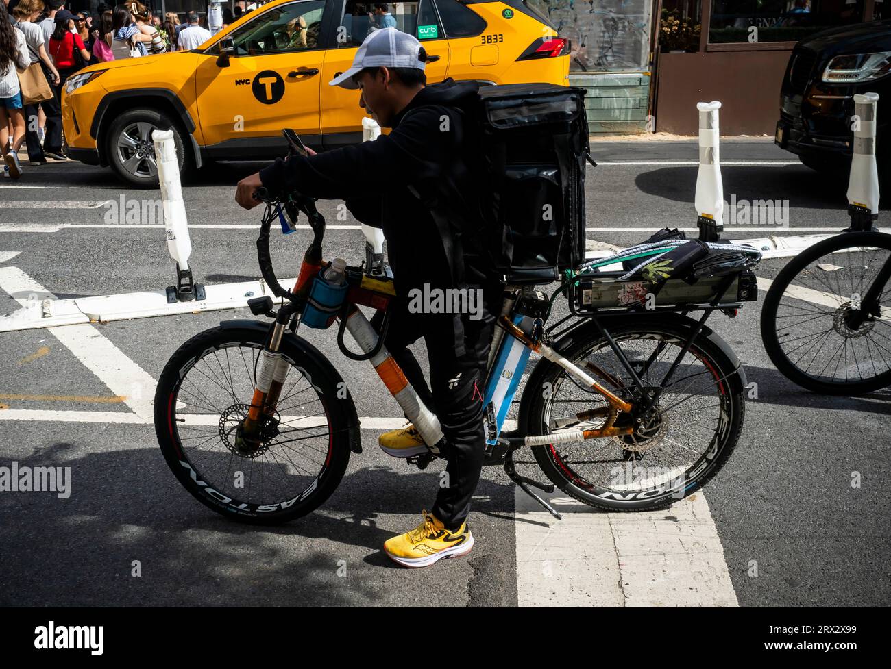 Deliveryman sulla sua ebike a New York sabato 16 settembre 2023. (© Richard B. Levine) Foto Stock