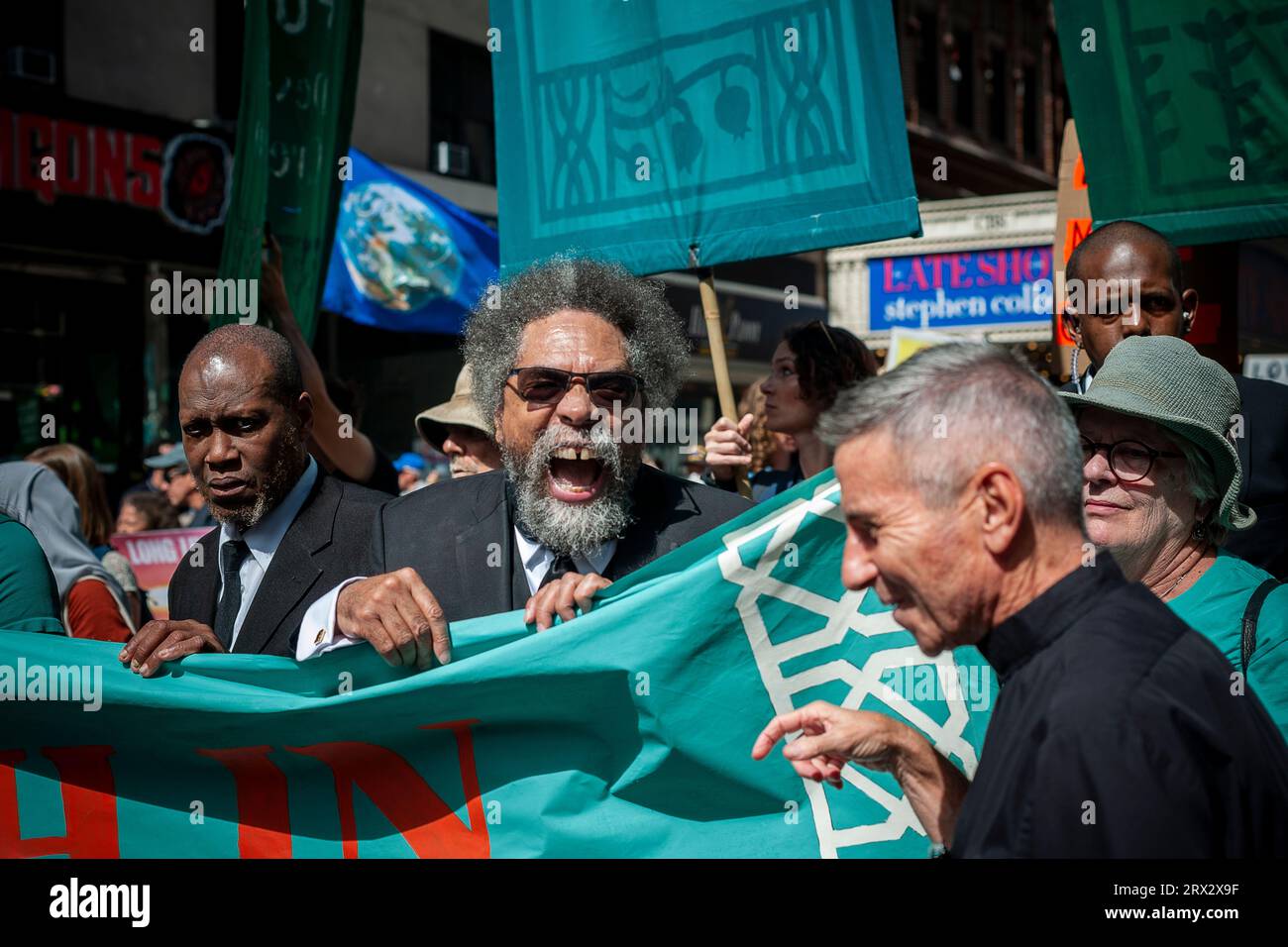 Il candidato presidenziale del Partito Verde Cornel West si unisce a migliaia di attivisti domenica 17 settembre 2023 in marcia per le strade di Midtown Manhattan chiedendo al presidente Biden e ad altri leader mondiali di agire per porre fine all'espansione dei combustibili fossili, che stanno riscaldando la madre Terra. (© Richard B. Levine) Foto Stock