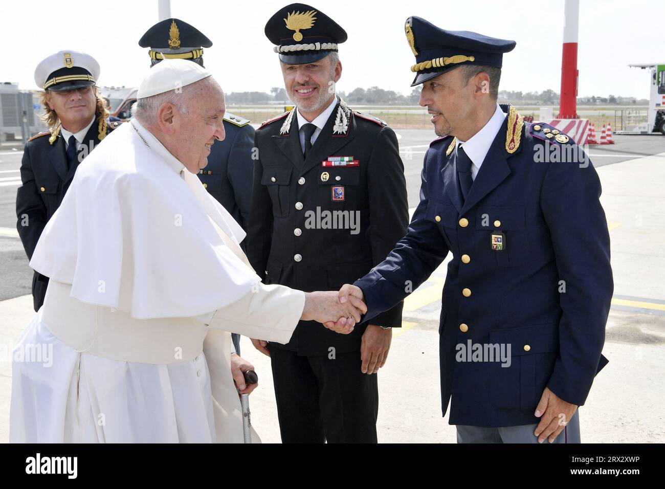 Marsiglia, Francia. 22 settembre 2023. Papa Francesco saluta i poliziotti italiani mentre parte da Roma, Italia, per la città meridionale francese di Marsiglia il 22 settembre 2023 per la conclusione degli «incontri mediterranei». Foto: (EV) Vatican Media/ABACAPRESS.COM credito: Abaca Press/Alamy Live News Foto Stock
