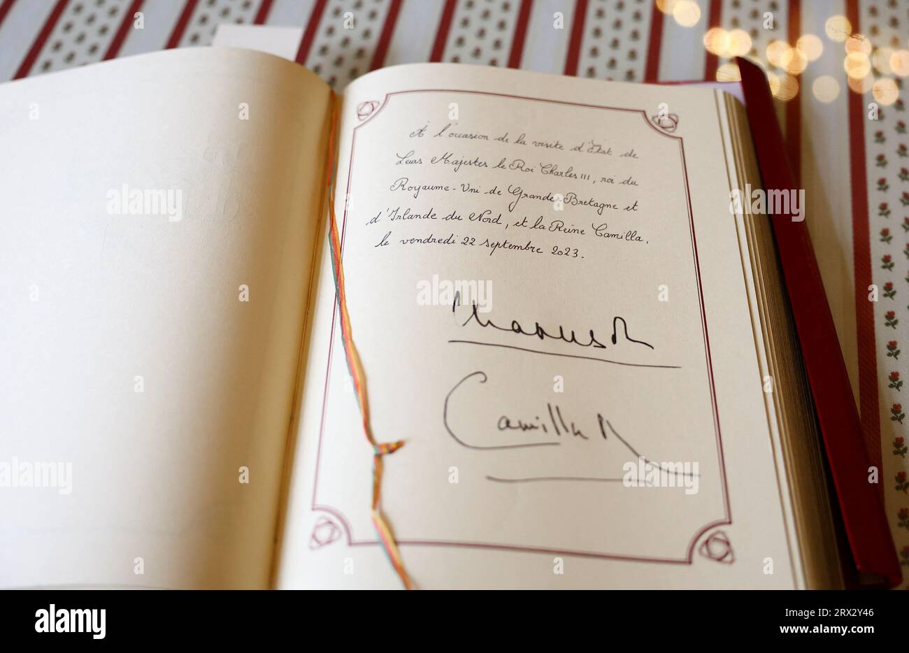 Una visione generale di un libro degli ospiti firmato da re Carlo III e dalla regina Camilla durante una visita al Municipio di Bordeaux, il terzo giorno della visita di stato in Francia. La visita celebra i forti e storici legami tra Bordeaux e il Regno Unito. Data immagine: Venerdì 22 settembre 2023. Foto Stock