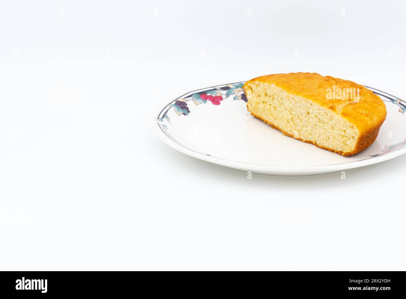 Pane di mais dorato fatto in casa servito su un piatto bianco. Il pane di mais è comunemente associato alla cucina degli Stati Uniti meridionali Foto Stock