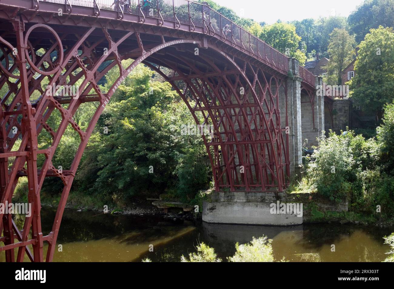Inghilterra, Shropshire, Ironbridge, ponte di ghisa classificato di grado 1 sul fiume Severn. Foto Stock