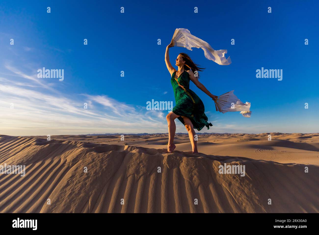Donna eterea all'Imperial Sand Dunes, California, Stati Uniti d'America, Nord America Foto Stock