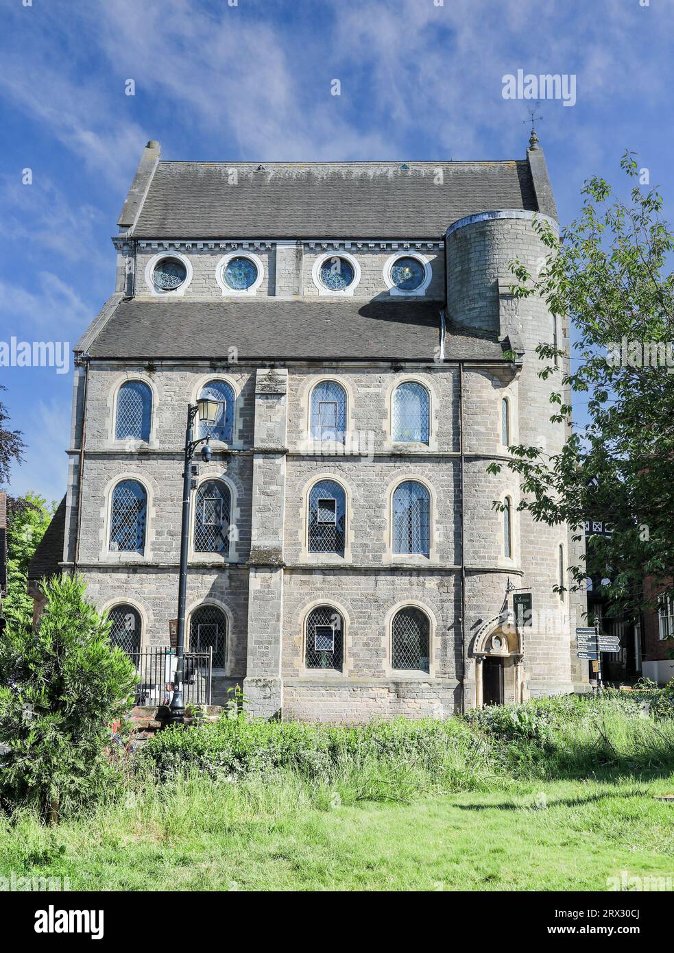 Ristorante St Nicholas Bar and Grill, situato all'interno di una vecchia chiesa convertita, Shrewsbury, Shropshire, Inghilterra, Regno Unito Foto Stock