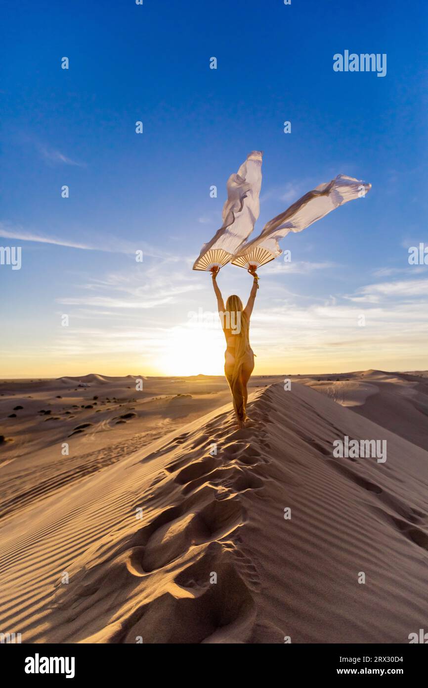Donna eterea all'Imperial Sand Dunes, California, Stati Uniti d'America, Nord America Foto Stock
