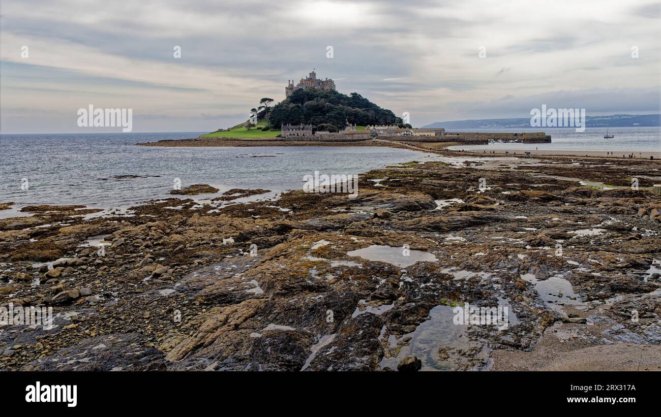 St Michaels Mount visto da Marazion in Cornovaglia, Inghilterra, Regno Unito Foto Stock