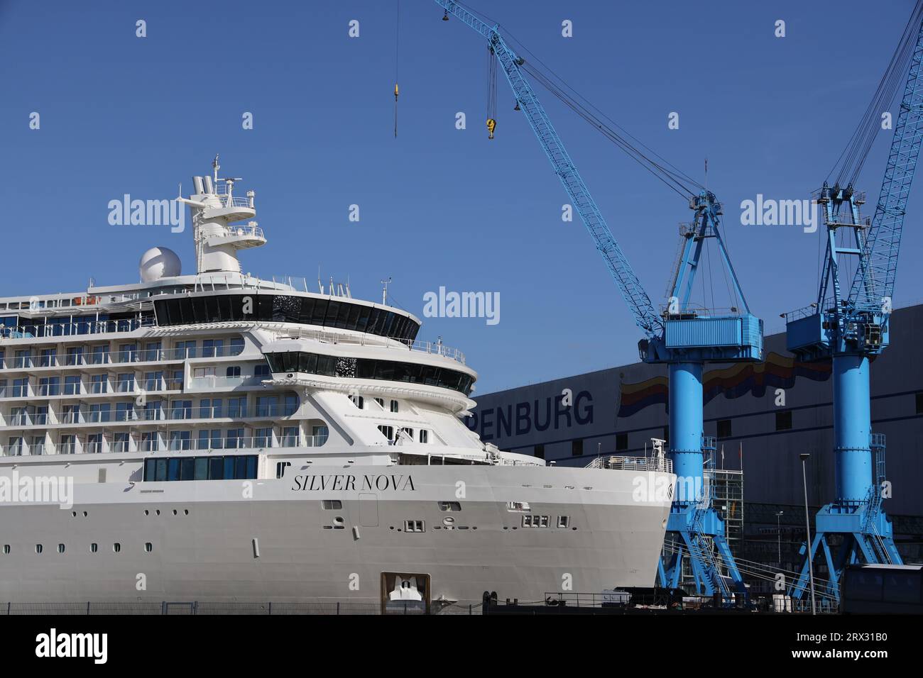 La nave da crociera Silver Nova si trova di fronte al cantiere Meyer a Papenburg il 30 aprile 2023. Foto Stock