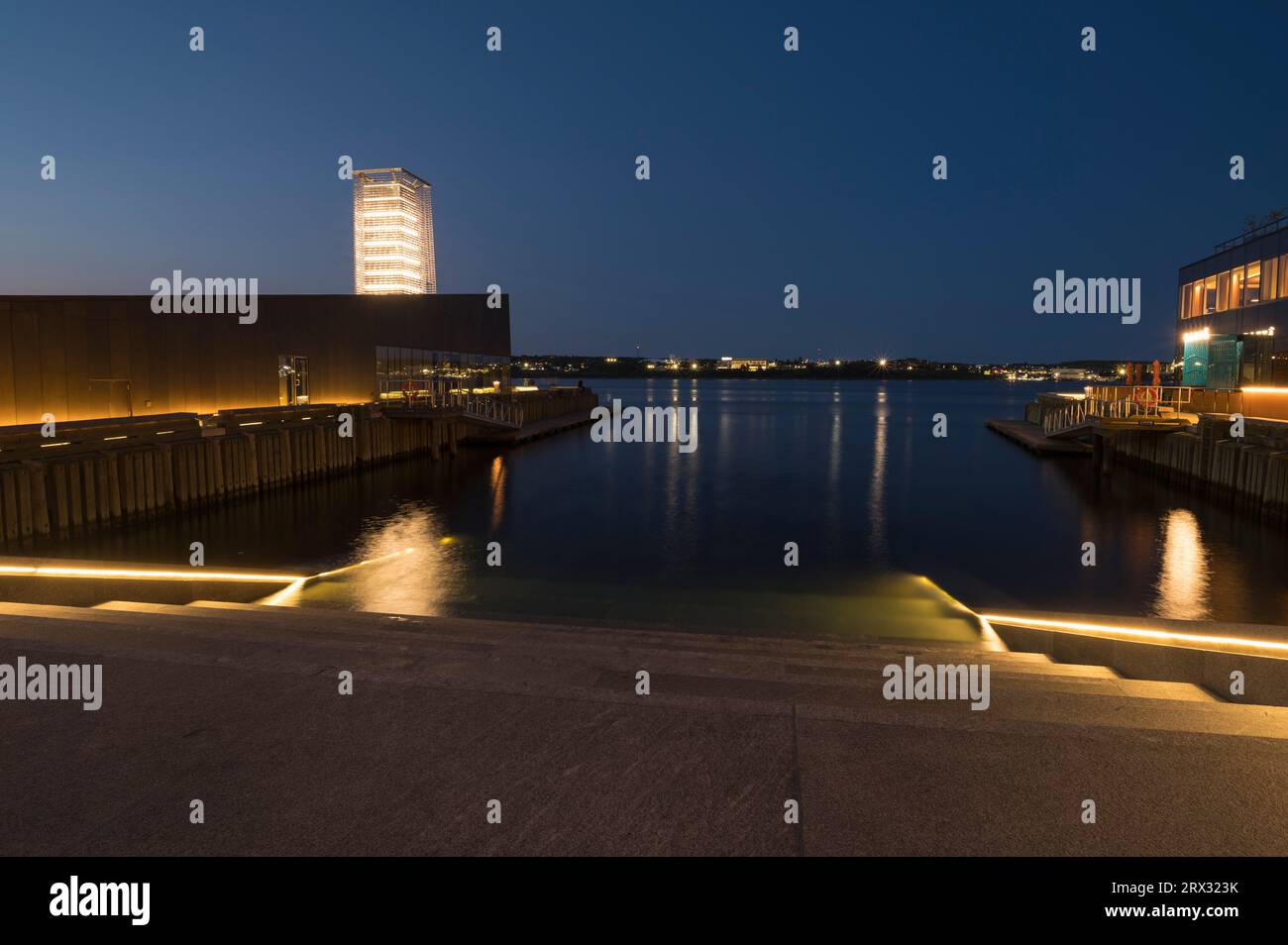 Installazione artistica di Tidal Beacon, Queens Marque, Downtown Halifax Waterfront al tramonto, Halifax, nuova Scozia, Canada, Nord America Foto Stock