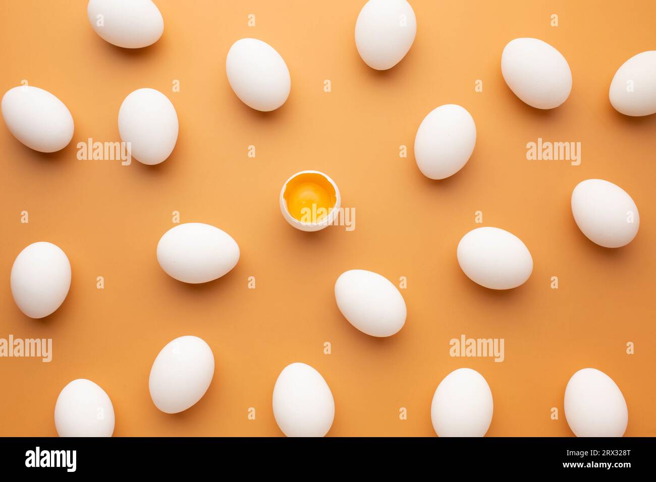 Uova su fondo giallo, una rotta e l'altra intatta foto coceptual. Foto di alta qualità Foto Stock