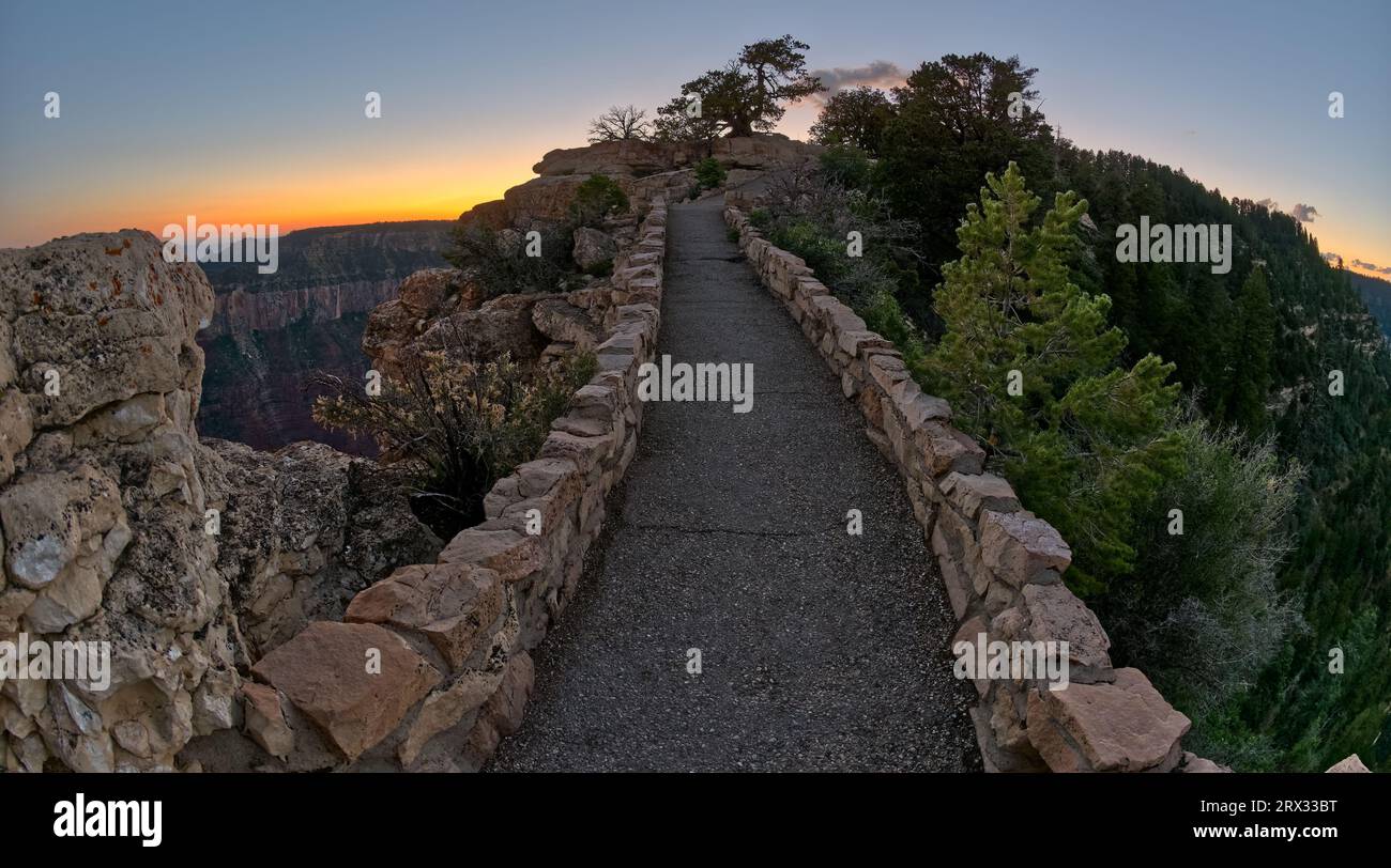 Il sentiero pavimentato tra Bright Angel Point e il centro visitatori del Grand Canyon North Rim al crepuscolo, Grand Canyon National Park, Arizona Foto Stock
