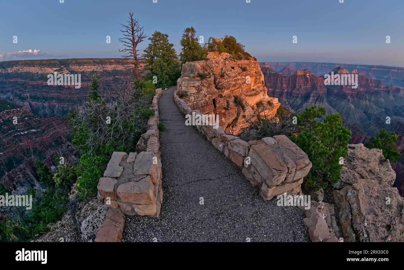 Il sentiero pavimentato tra Bright Angel Point e il centro visitatori del Grand Canyon North Rim al crepuscolo, Grand Canyon National Park, Arizona Foto Stock
