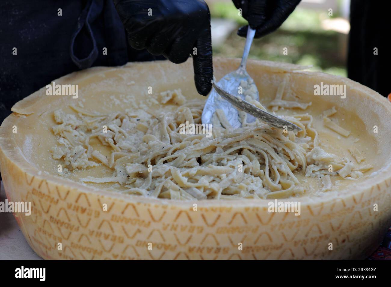 Pasta alla forma di formaggio, cottura della pasta alla forma di formaggio, formaggio alla forma di parmigiano con pasta Foto Stock