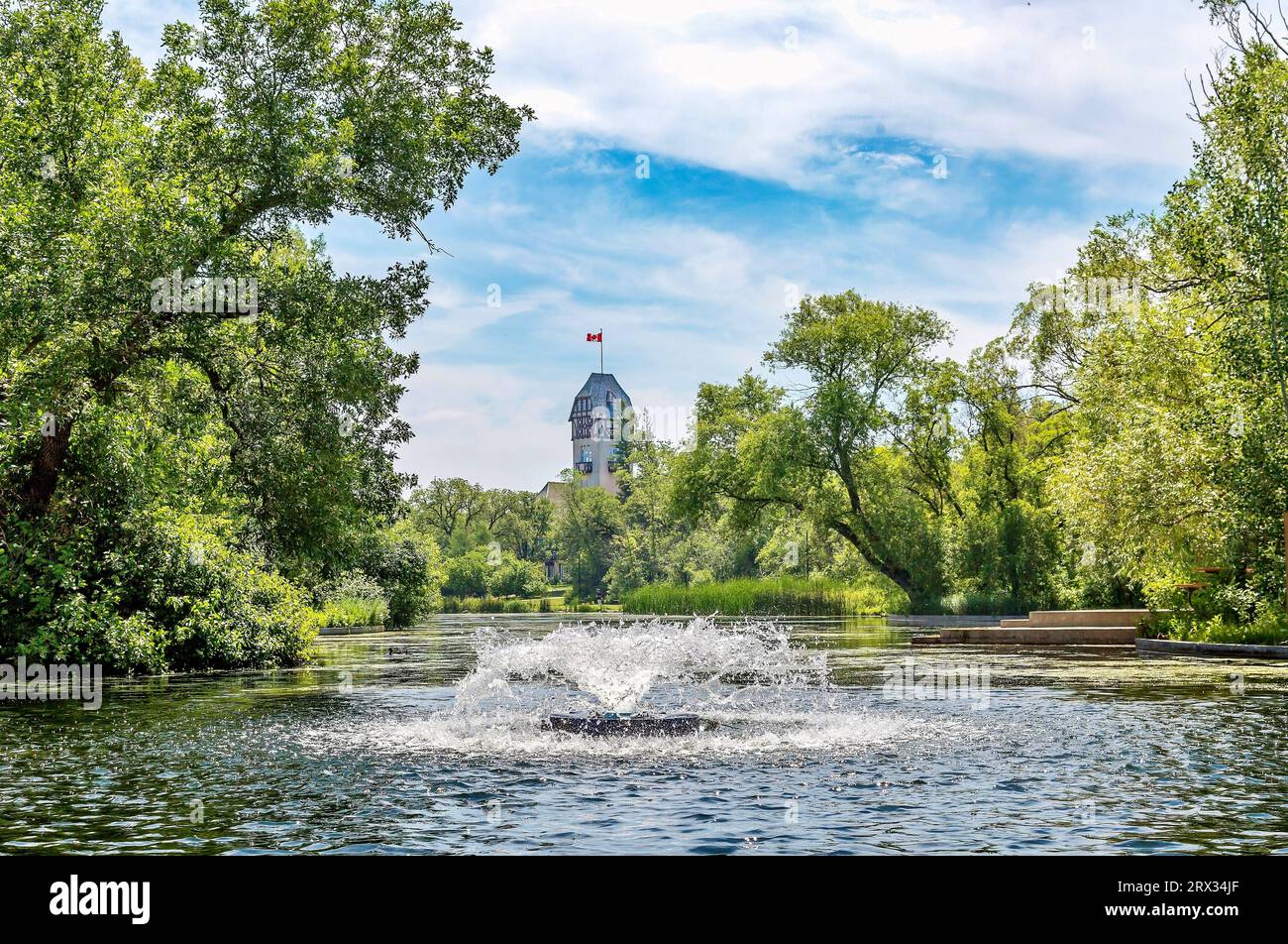 La Riley Family Duckpond con il Padiglione degli anni '1930 alle spalle, Assiniboine Park, Winnipeg, Manitoba, Canada, nord America Foto Stock