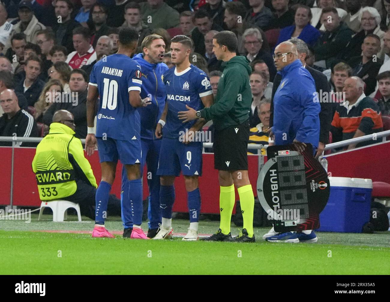 Allenatore Jacques Abardonado , V’tinha e Pierre-Emerick Aubameyang dell'Olympique Marsiglia durante la partita di calcio di UEFA League Europa tra l'Ajax Amsterdam e l'Olympique Marsiglia il 21 settembre 2023 allo stadio Amsterdam Arena di Amsterdam, Paesi Bassi - foto Laurent Lairys / DPPI Foto Stock