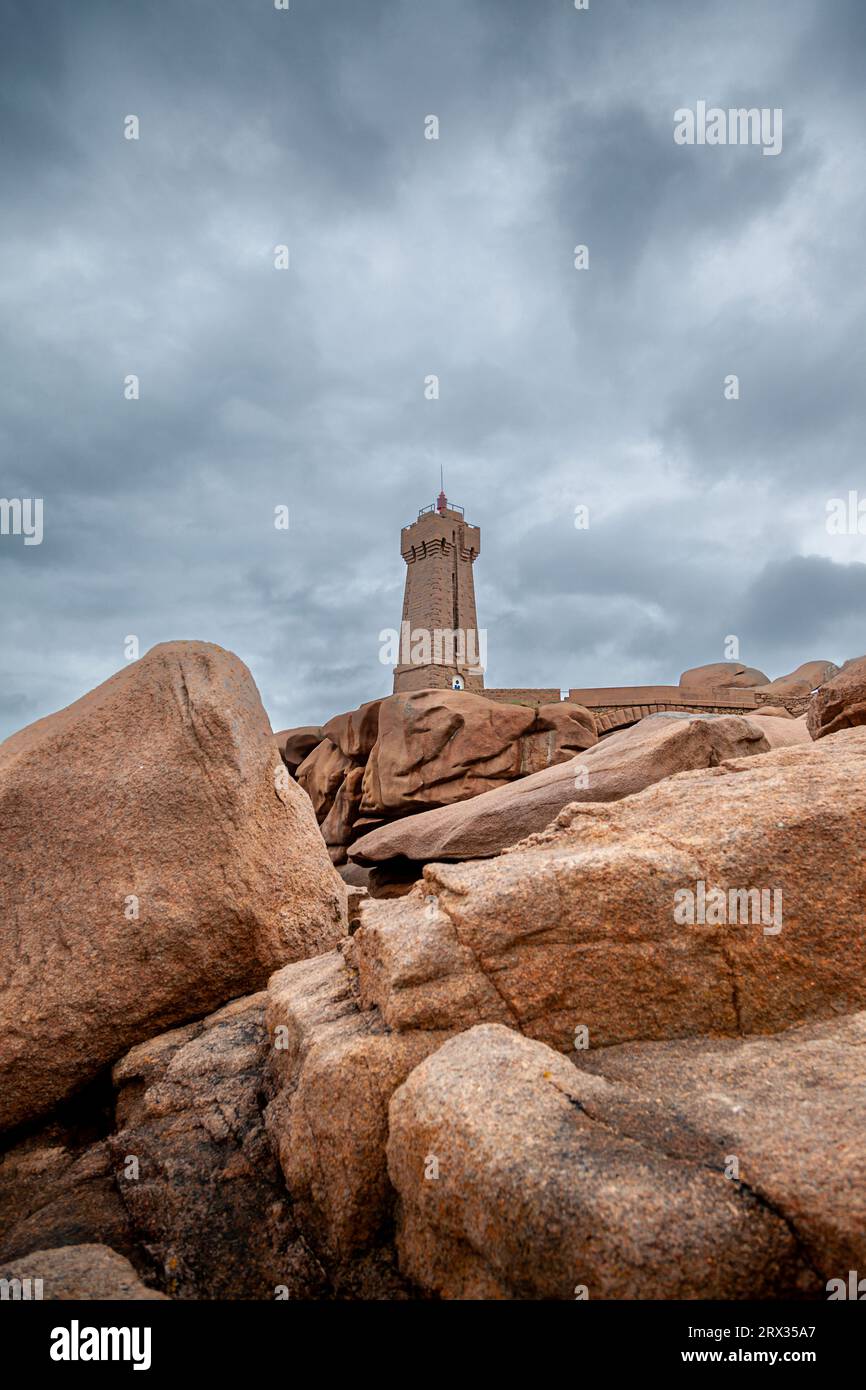 Vista panoramica del famoso faro di Ploumanach tra i giganti massi rosa in Bretagna. Concetto di meraviglie del mondo Foto Stock