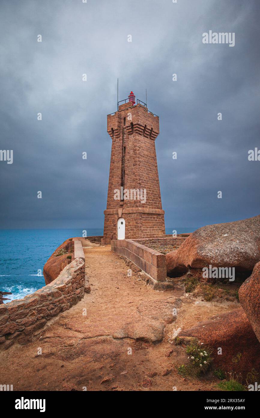 Vista panoramica del famoso faro di Ploumanach tra i giganti massi rosa in Bretagna. Concetto di meraviglie del mondo Foto Stock