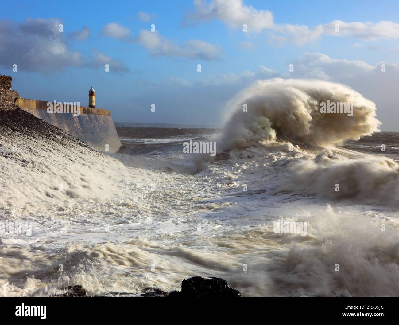 Ondate di tempesta sul molo di Porthcawl, Porthcawl, Galles del Sud, Regno Unito, Europa Foto Stock