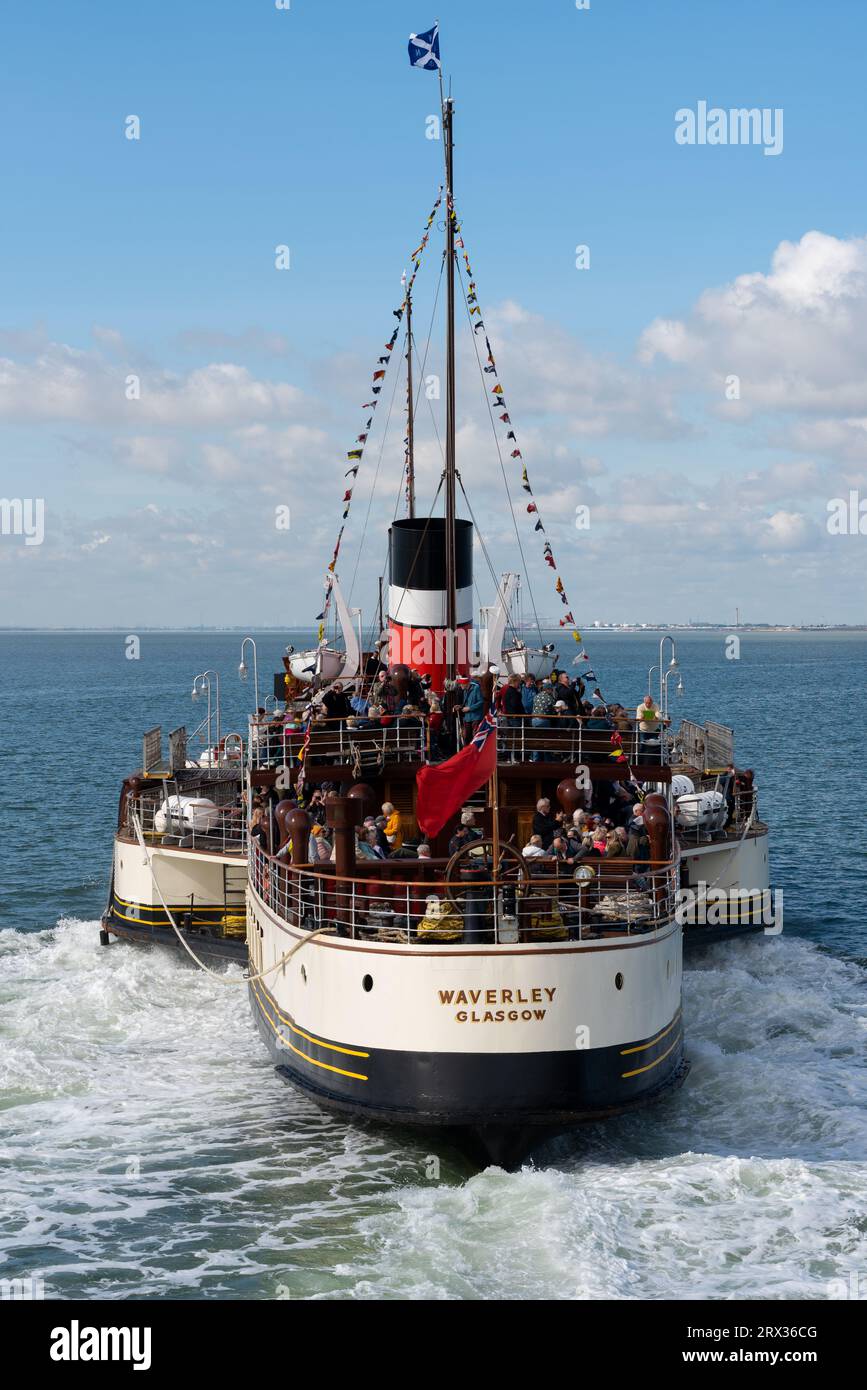 Il piroscafo a pale Waverley si fermò al molo di Southend per raccogliere i passeggeri per un viaggio sul fiume intorno all'estuario del Tamigi. In partenza Foto Stock