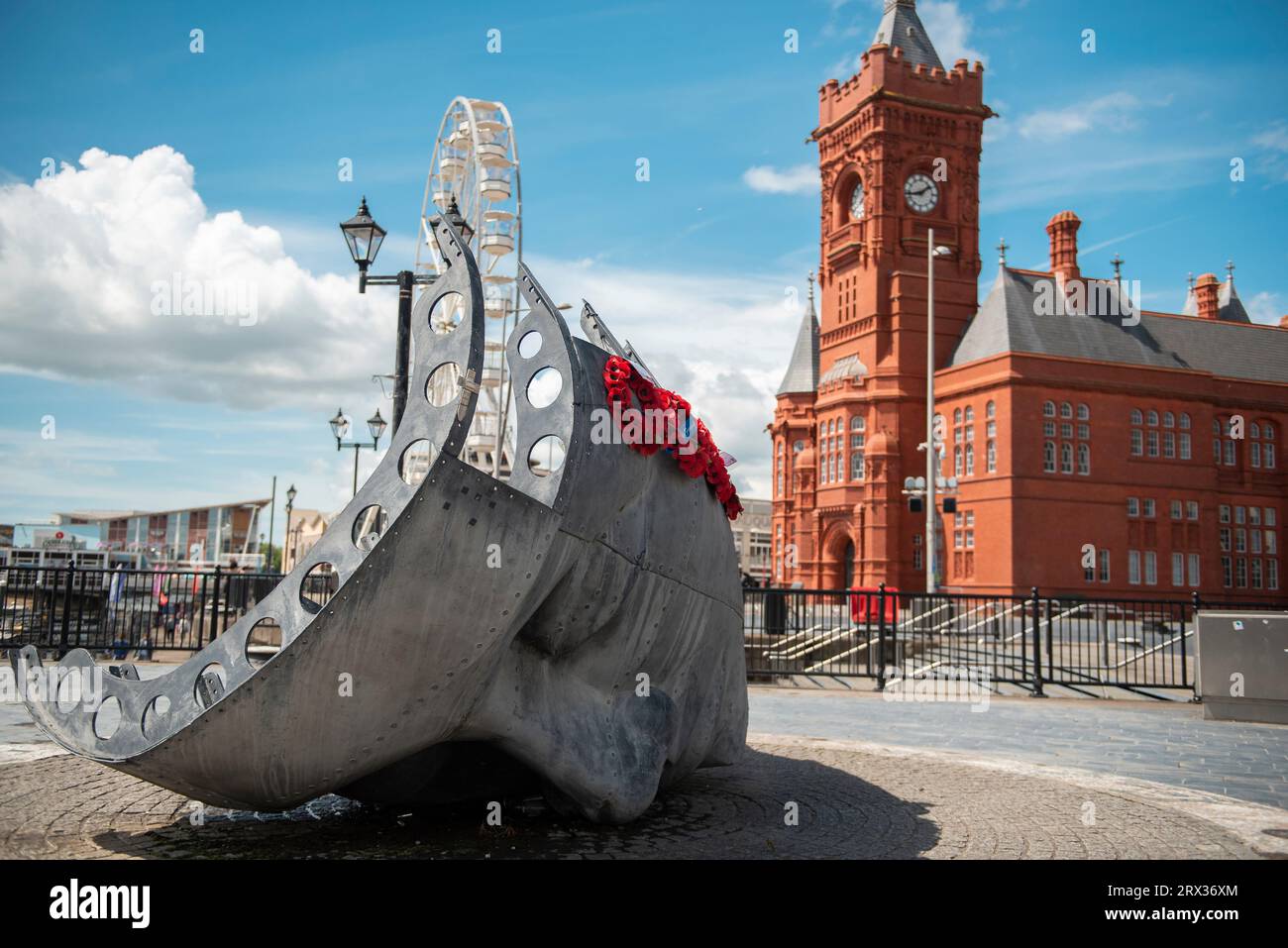 Scultura moderna ed edifici storici sul lungomare di Cardiff, Cardiff, Galles, Regno Unito, Europa Foto Stock