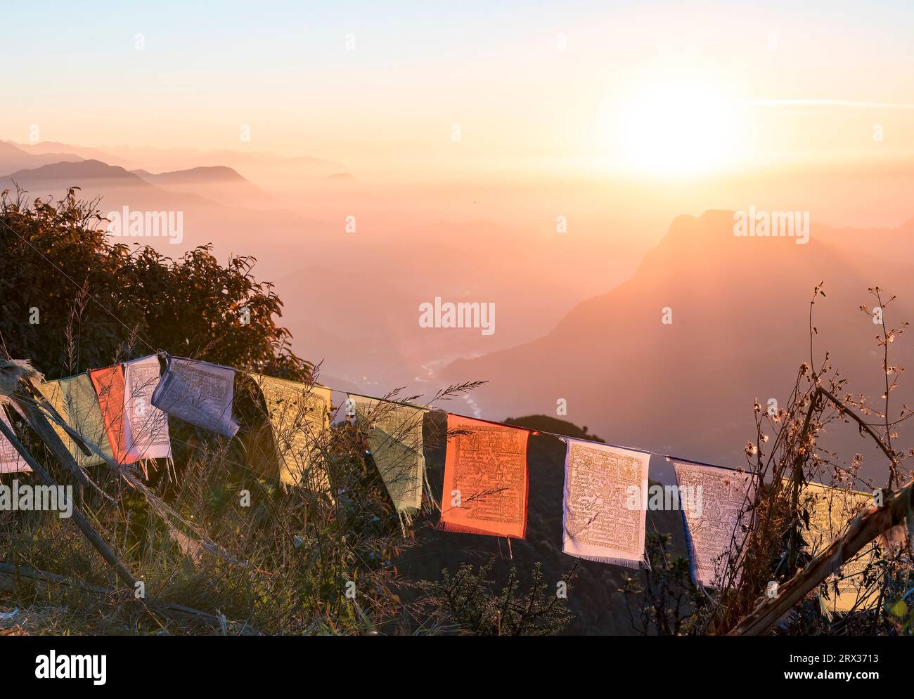 Un'alba colorata sulle montagne della catena dell'Anapurna, campo Australiano, Himalaya, Nepal, Asia Foto Stock