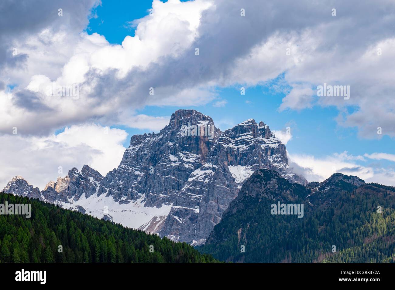 Vista sul monte Pelmo dal villaggio di Selva di Cadore Foto Stock