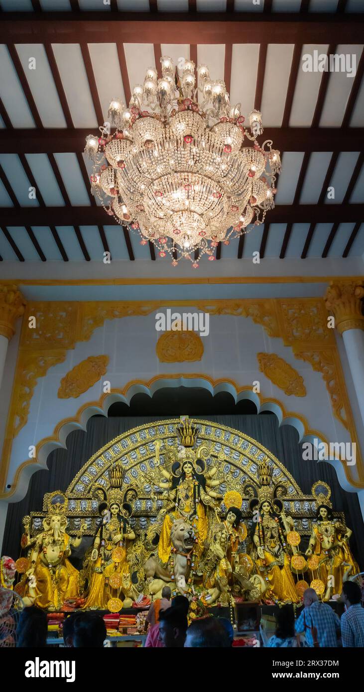 Howrah, Bengala Occidentale, India- 4 ottobre 2022 : Shibpur Mandirtala , bella illuminazione e decorazione all'interno del Durga puja pandal. Foto Stock