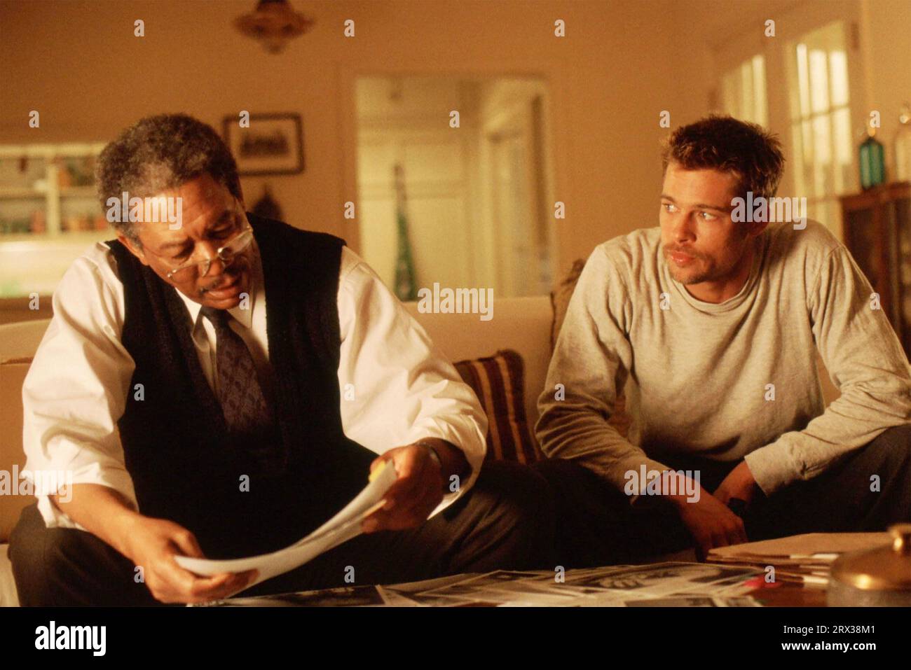 SETTE film del 1995 New Line Cinema con Brad Pitt a destra e Morgan Freeman Foto Stock