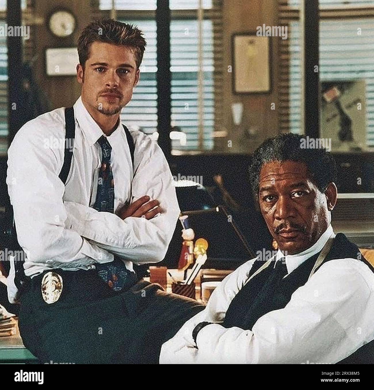 SETTE film del 1995 New Line Cinema con Brad Pitt a sinistra e Morgan Freeman Foto Stock