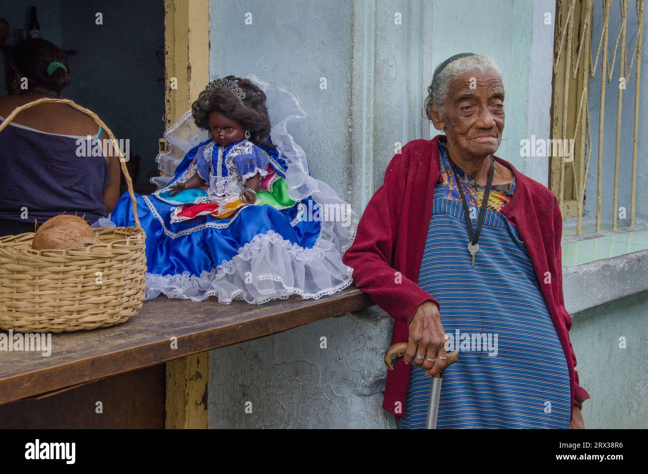 Donna cubana con la sua bambola Santeria a l'Avana, Cuba. Foto di Liz Roll Foto Stock