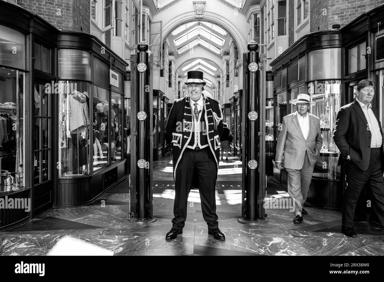 Un Beadle vestito in costume tradizionale si trova all'ingresso di Burlington Arcade, Londra, Regno Unito. Foto Stock