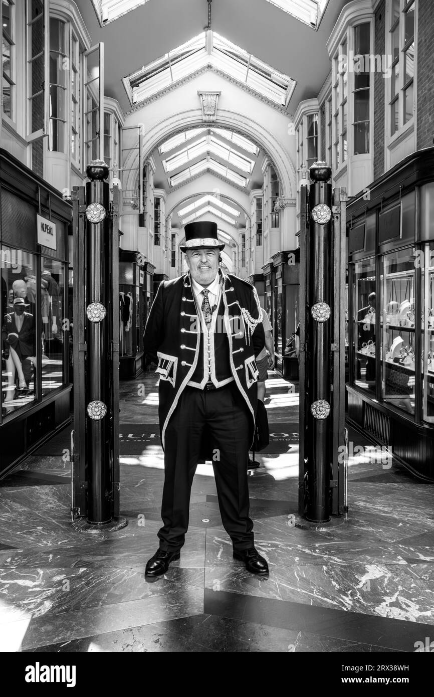 Un Beadle vestito in costume tradizionale si trova all'ingresso di Burlington Arcade, Londra, Regno Unito. Foto Stock