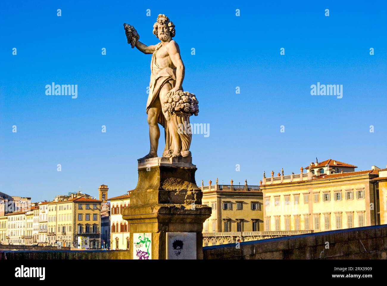 Statua di autunno il Ponte a Santa Trinita, Firenze (Firenze), il Sito Patrimonio Mondiale dell'UNESCO, Toscana, Italia, Europa Foto Stock