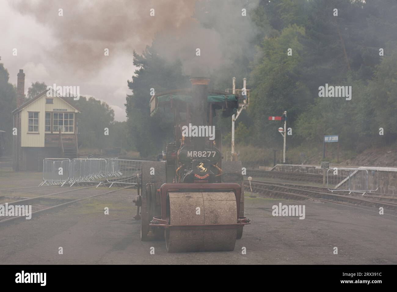 Imbarcazione con motore di trazione a vapore Garten inghiottita da fumo spesso proveniente dai camini Foto Stock