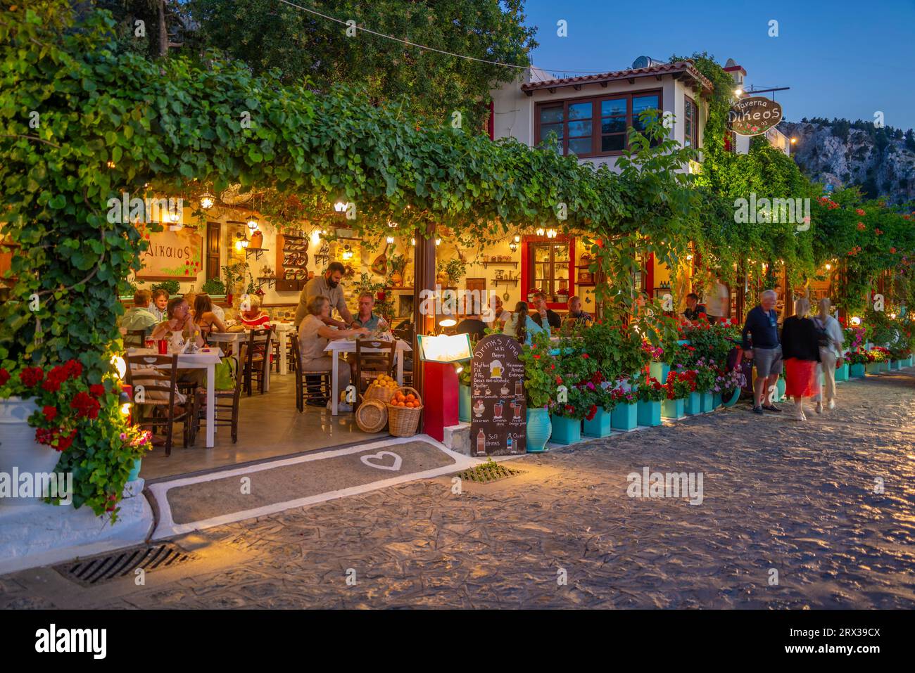 Vista del ristorante di Zia tramonto al tramonto, villaggio di Zia, città di Kos, Kos, Dodecaneso, isole greche, Grecia, Europa Foto Stock