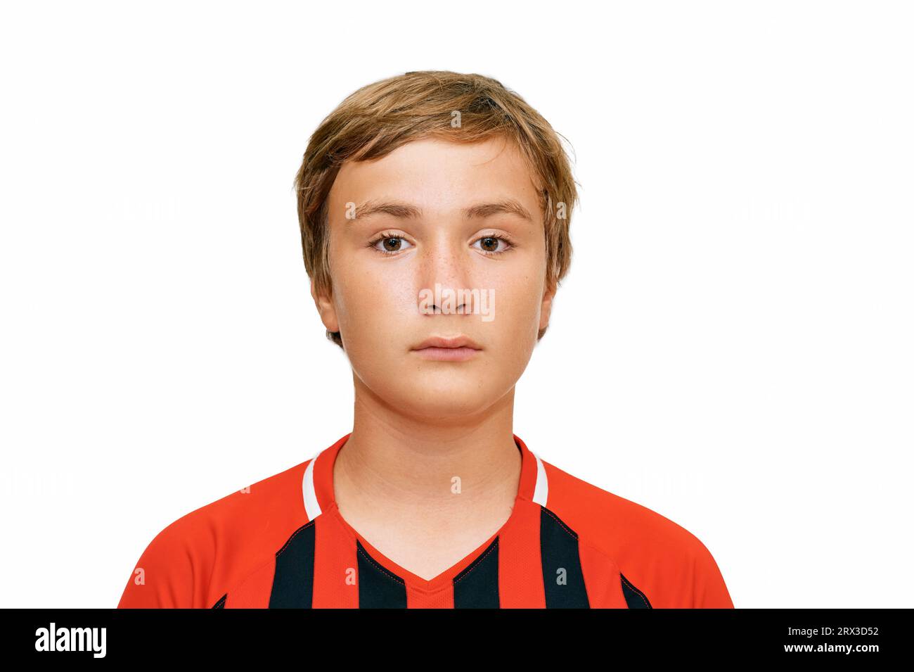 Ritratto ravvicinato di un ragazzo adolescente di 12 - 13 anni che indossa l'uniforme da calcio Foto Stock