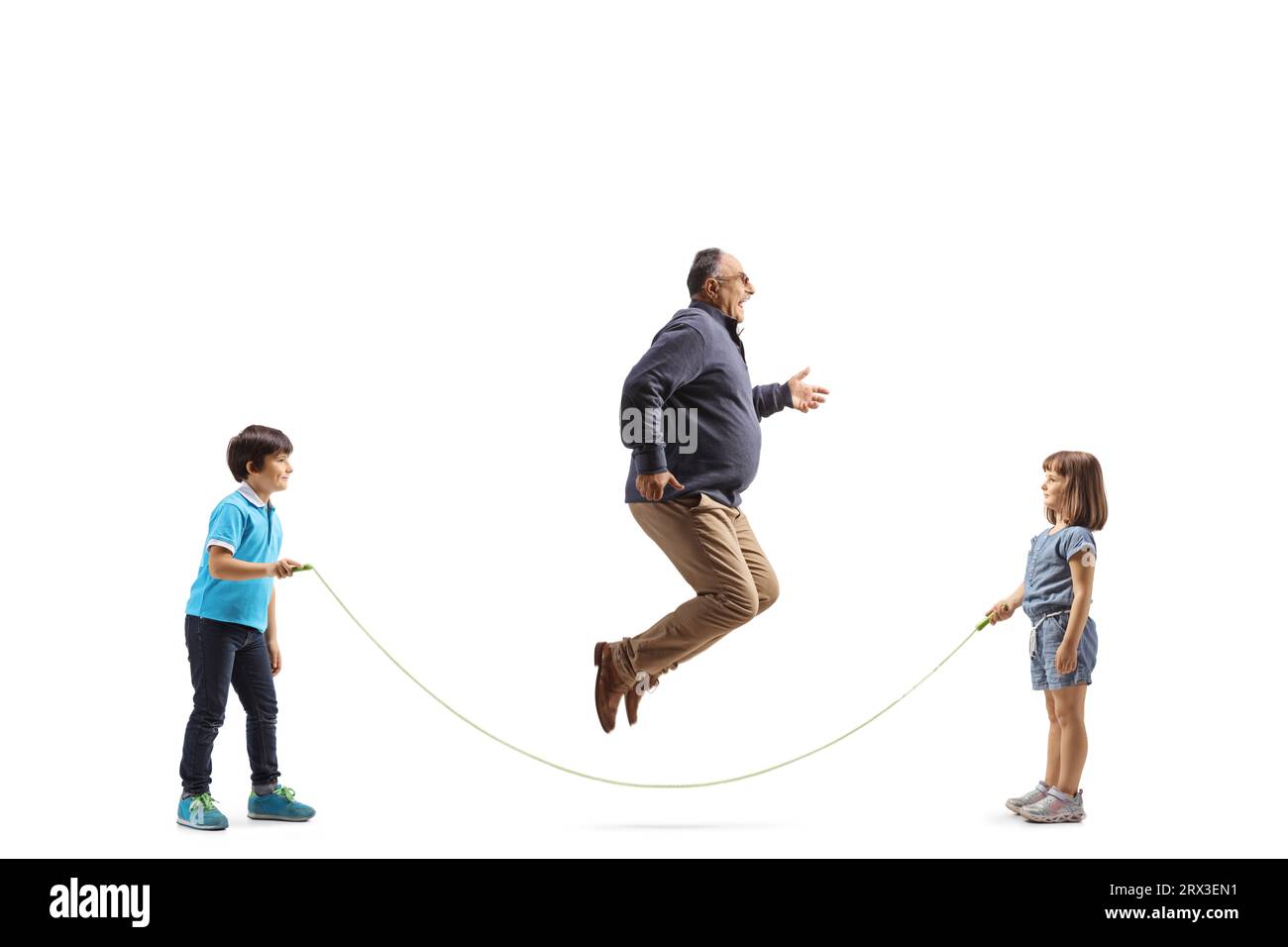 Uomo maturo che gioca saltando la corda con bambini isolati su sfondo bianco Foto Stock