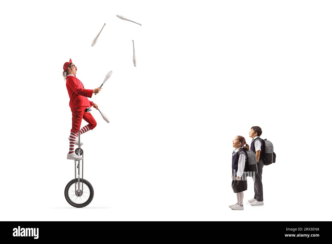 I bambini che guardano un acrobato mentre cavalcano un uniciclo di giraffa e giocolano isolati su sfondo bianco Foto Stock