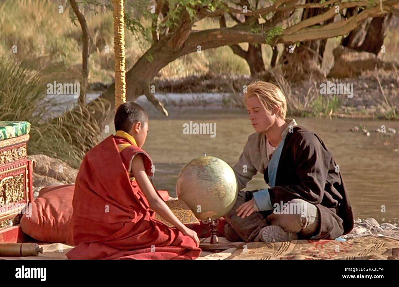 SETTE ANNI IN TIBET 1997 Sony Pictures rilascia film con Brad Pitt a destra e Jamyang Jamtsho Wangchuk Foto Stock