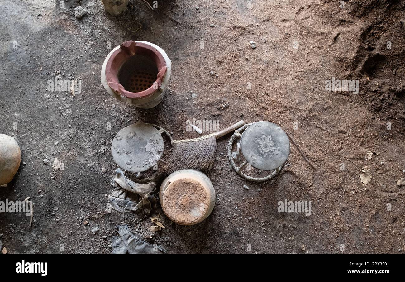 Strumenti utilizzati per realizzare a mano stufe a secchiello in argilla in Cambogia. Foto Stock
