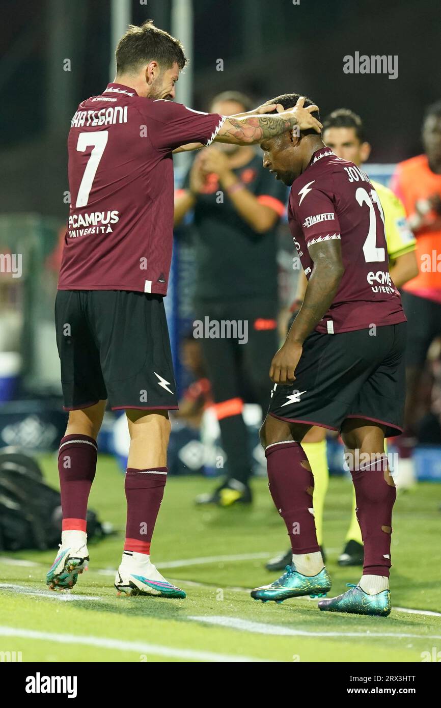 Salerno, Italia. 22 settembre 2023. Foto da sinistra a destra, Agust’n Martegani e Cabral Jovane esultano dopo aver segnato il gol in azione durante la partita di serie A italiana US Salernitana vs Frosinone calcio. Crediti: Mario Taddeo/Alamy Live News Foto Stock