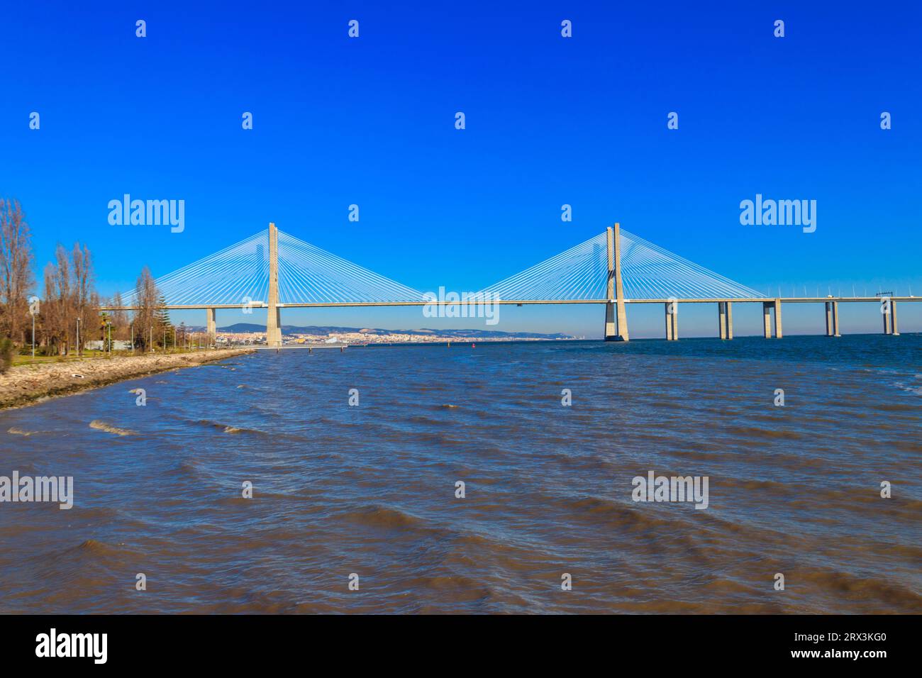 Dal ponte Vasco da Gama sul fiume Tago a Lisbona, Portogallo Foto Stock
