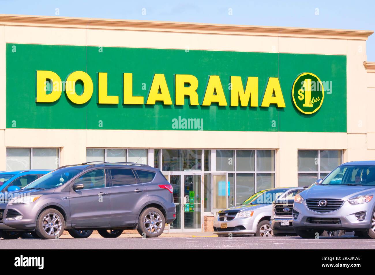 Dollarama è una catena di discount canadese in cui la maggior parte degli articoli viene venduta al prezzo di 5 dollari o meno. La flessione dell'economia ha fatto questo tipo di cose Foto Stock